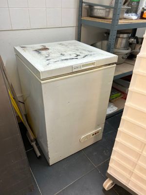 une photo d'un réfrigérateur sale dans une cuisine