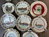 plusieurs assiettes à motifs différents sur une table