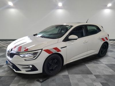 La voiture blanche est garée dans le garage dont le sol est à carreaux.