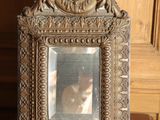 une photo d'un chat assis devant un miroir