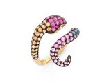 une bague en forme de serpent ornée de pierres multicolores sur fond blanc