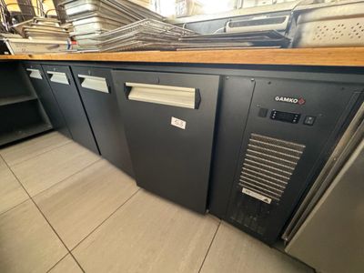 une cuisine avec de nombreux appareils électroménagers posés sur le plan de travail