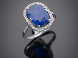 une bague en saphir et diamant