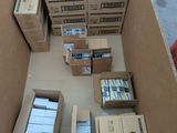 une caisse remplie de paquets de cigarettes et d'autres objets, posée par terre