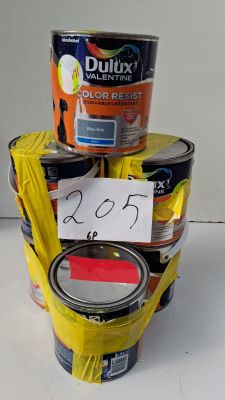trois pots de peinture posés sur une table, avec une étiquette de prix