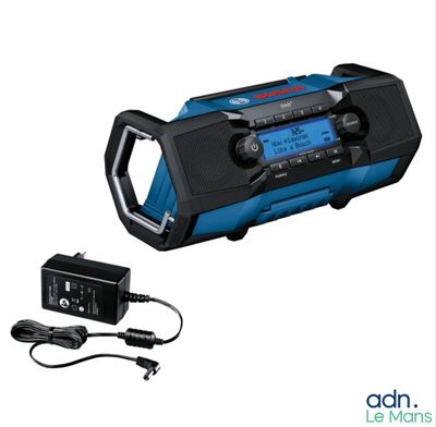 la radio est branchée sur un chargeur et un chargeur