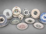 un grand nombre d'assiettes posées sur une table