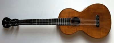 une image représentant une guitare accrochée à un mur, sur fond blanc