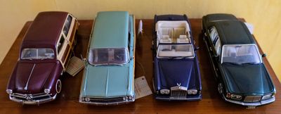 plusieurs petites voitures sont alignées sur une table