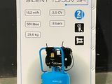 une boîte de compresseurs d'air classiques silencieux posée par terre