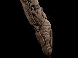 une sculpture représentant une tête d'éléphant sur laquelle est perché un oiseau