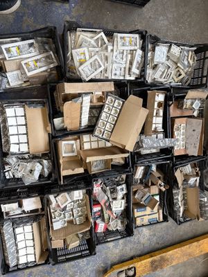 Lot de 13 caisses materiel electricité comprenant prises, ca… - Photo 1