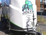 une remorque garée sur le bord de la route