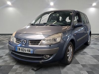 la photo d'une voiture bleue garée dans un garage