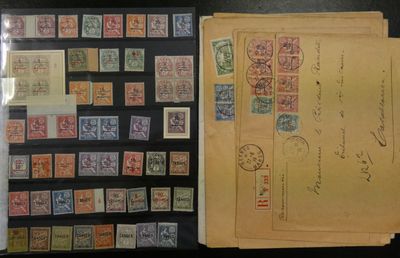 une photo montrant une collection de timbres et d'enveloppes posés sur une table