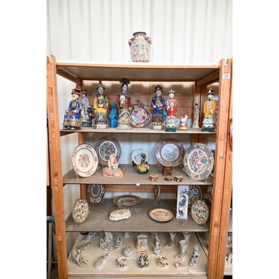 une étagère sur laquelle sont disposés de nombreux objets décoratifs