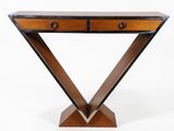 une petite table en bois surmontée de deux tiroirs