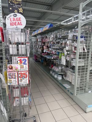 un caddie au milieu d'une allée du magasin