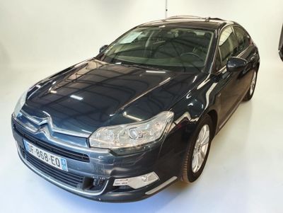 la voiture est garée dans le showroom, au sein du showroom