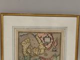 une vieille carte du continent britannique avec un cadre doré