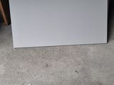 une petite boîte blanche posée par terre à côté d'une chaise