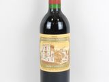 une bouteille de vin posée sur une table