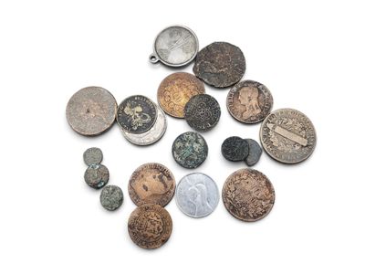 un gros plan sur un tas de vieilles pièces de monnaie posées sur une surface blanche
