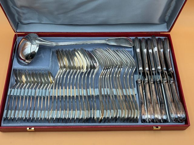 Ménagère en métal argenté modèle au filet. Joint 3 coffrets de co