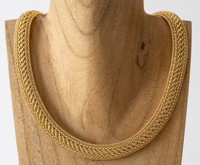 gros plan d'un collier sur un mannequin mannequin