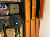 une photo d'une pièce avec un ventilateur et une table