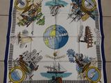 une photo d'un foulard carré orné d'un motif représentant des bateaux et des navires