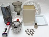 many items that are sitting on a table