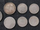 gros plan d'un paquet de pièces de monnaie posé sur une table