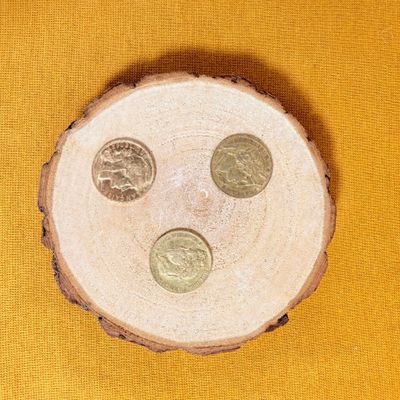 trois pièces posées sur un morceau de bois