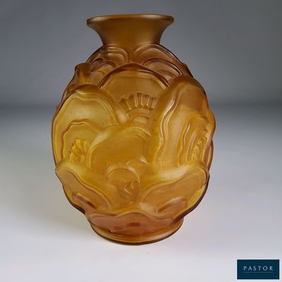 un vase en verre posé sur une table