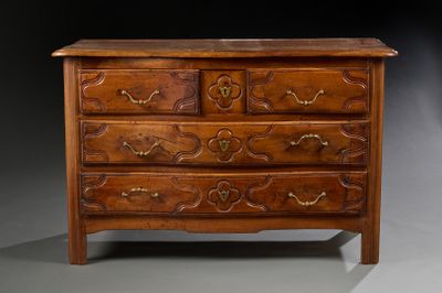 une image représentant une commode en bois dont les tiroirs sont ornés de sculptures