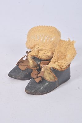 une paire de chaussures surmontée d'un chapeau