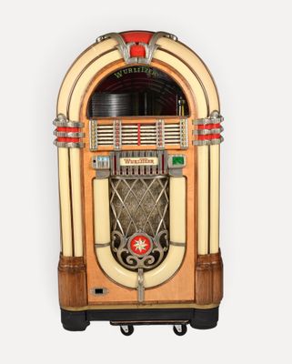 un gros plan d'un juke-box sur fond blanc