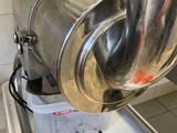 une grande machine en métal posée sur un comptoir