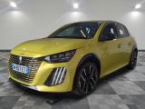 une voiture jaune est garée sur le sol en damier d'un garage