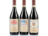 trois bouteilles de vin sont alignées sur une surface blanche