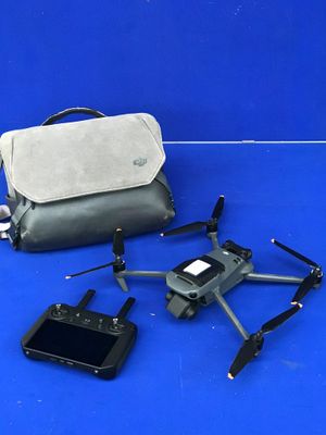 un sac et une télécommande posés sur une surface bleue