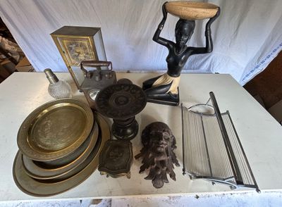 une table sur laquelle se trouvent divers objets, notamment une statue, un bol et d'autres objets