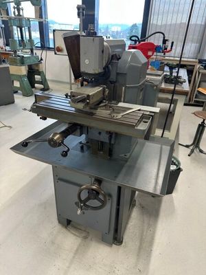 l'image d'une machine installée dans une pièce