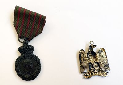 deux médailles sur un fond blanc : l'une est une médaille et l'autre est une médaille ornée d'un aigle