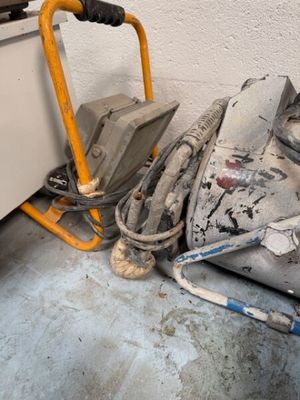 une photo d'une pièce en désordre où s'entassent de nombreux outils