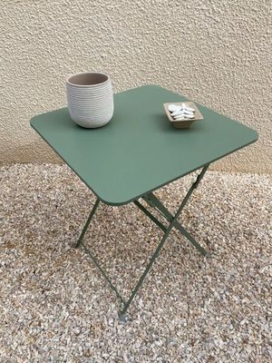 une petite table sur laquelle se trouvent un bol et une tasse