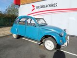 une voiture bleue garée dans un parking