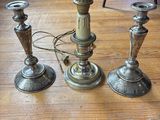 trois bougies posées sur une table en bois