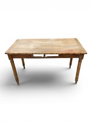 Table en bois naturel, les pieds tournés façon bambou.